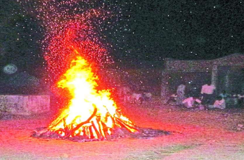 होलिका दहन के साथ परवान चढ़ा रहा होली का उल्लास