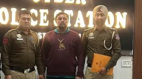 100 लड़कियाँ का लुटेरा सिक्योरिटी गार्ड अरेस्ट