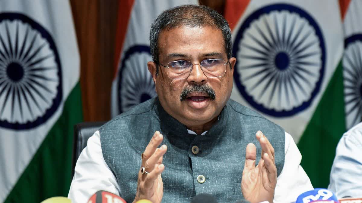 छात्रों के विरोध के बीच केंद्रीय शिक्षा मंत्री धर्मेंद्र प्रधान ने दिया इस्तीफा