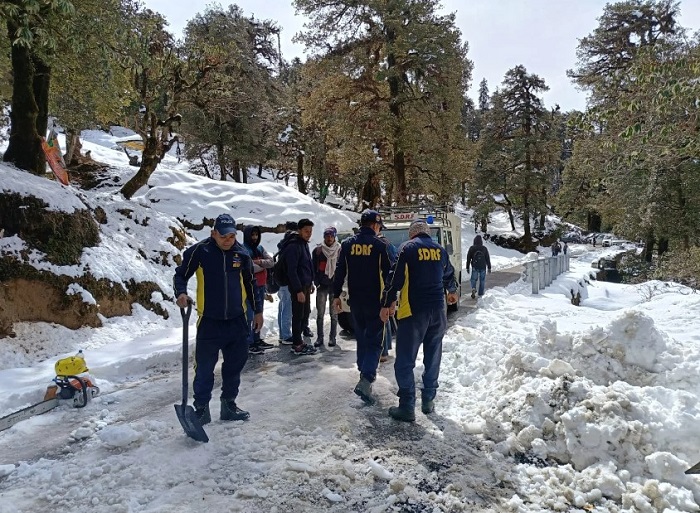 भारी बर्फबारी में फंसे पर्यटक....