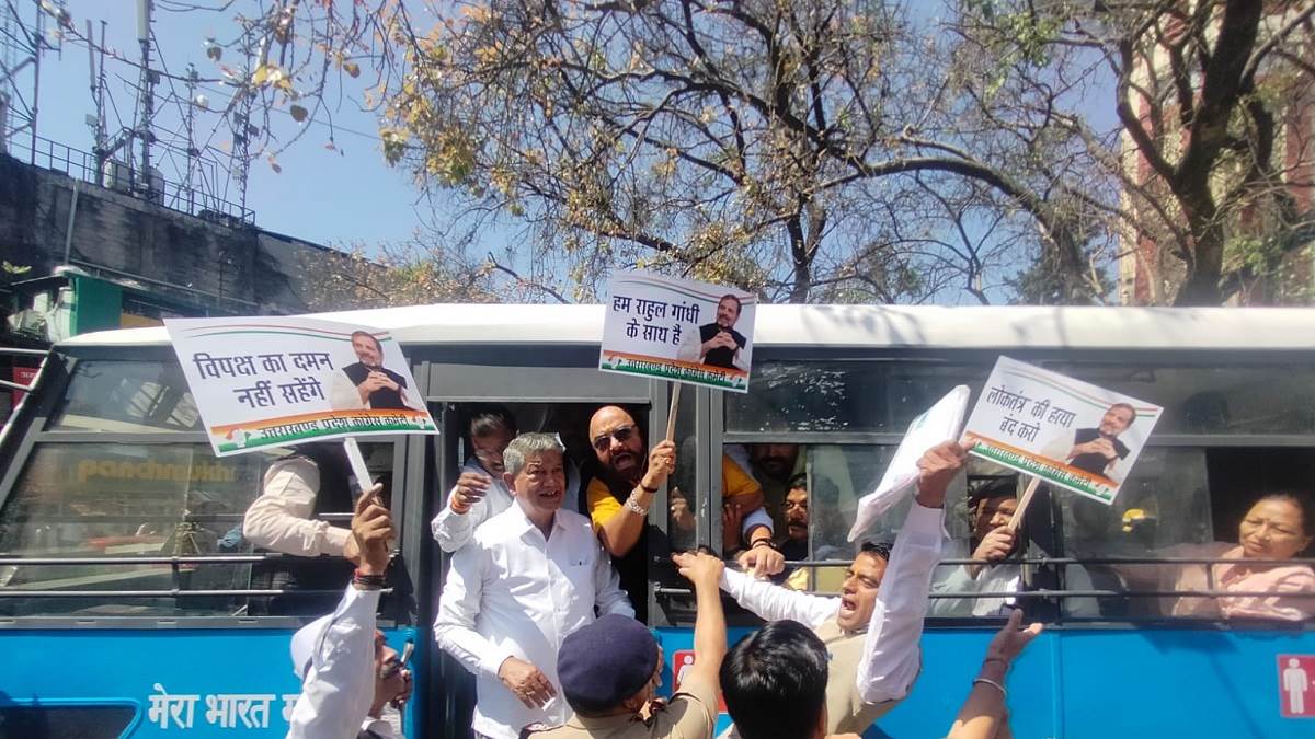  राहुल गांधी की सजा के विरोध में कांग्रेसियों ने किया प्रदर्शन