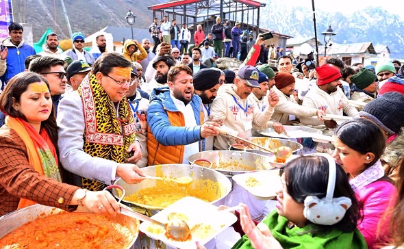 कपाट खुलते ही 30 हजार से ज्यादा श्रद्धालु पहुंचे पहले दिन,  मुख्यमंत्री ने सपत्नीक श्रद्धालुओं को बांटा प्रसाद