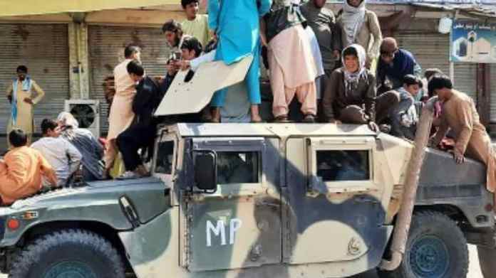 अफगानिस्तान में पहला तालिबानी फतवा जारी- लड़के-लड़कियां नहीं पढ़ेंगे एक साथ