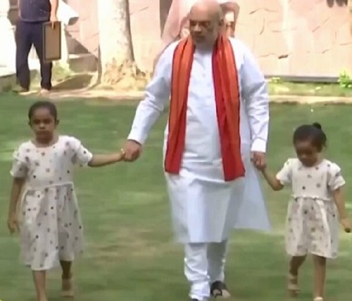 गृह मंत्री अमित शाह ने नारनपुरा गांव के स्मार्ट स्कूल का दौरा किया और वहां पौधारोपण किया..