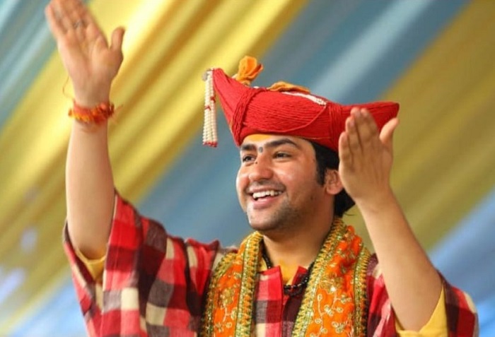 बड़ी ख़बर,,हाथरस वाला बाबा कोई बाबा नहीं,,जूता पहनकर कोई प्रवचन नहीं होता,,हादसे पर बोले बाबा बागेश्वर..