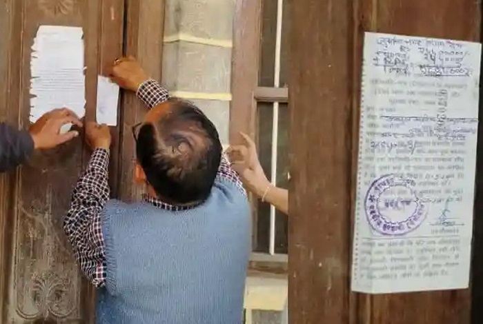 हिंसा के आरोपी..? के घर वसूली का नोटिस चस्पा....