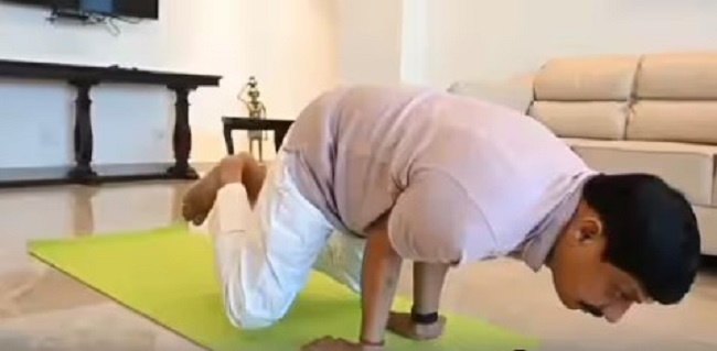 मुख्यमंत्री डॉ. मोहन यादव योग में दक्ष हैं. योगासन करते हुए उनका एक वीडियो सोशल मीडिया पर वायरल हो रहा है..