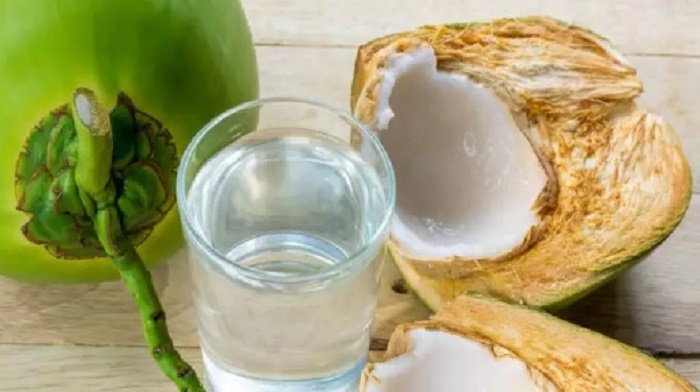 केवल गर्मी से नहीं बचाता नारियल पानी,,ये फायदे जान लिए तो पानी की जगह पीना कर देंगे शुरू..