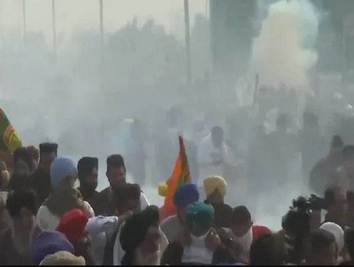 केंद्र सरकार की कील व बैरिकेडिंग भी नहीं रोक सकी किसानों का आक्रोश,, जान हथेली पर लेकर किया दिल्ली कुच...