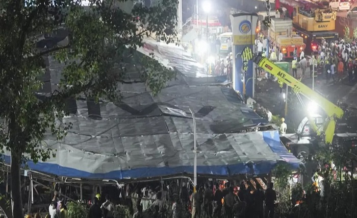बड़ी अपडेट,,यहाँ होर्डिंग गिरने से बड़ा हादसा,,,इतने लोगों की दर्दनाक मौत..
