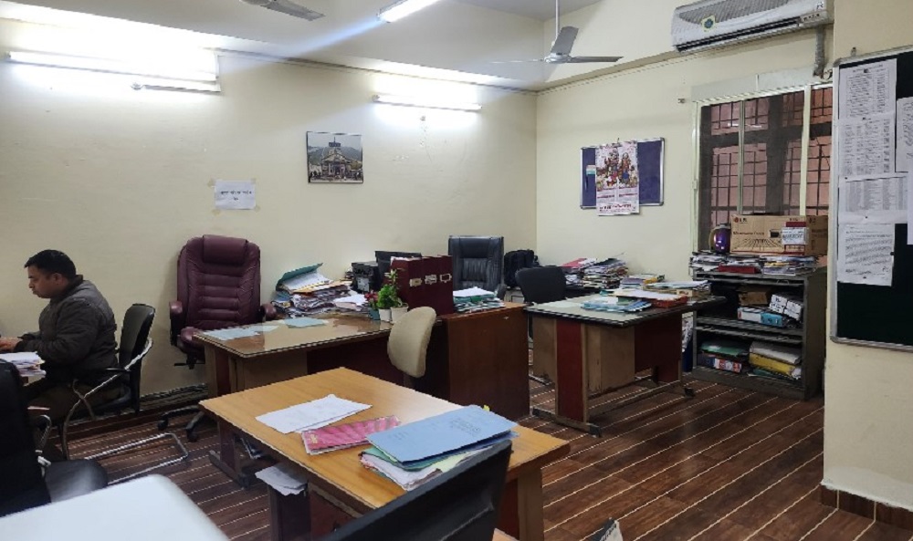 “स्वास्थ्य महानिदेशालय के कर्मचारियों में उत्साह कम, दफ्तर खाली”