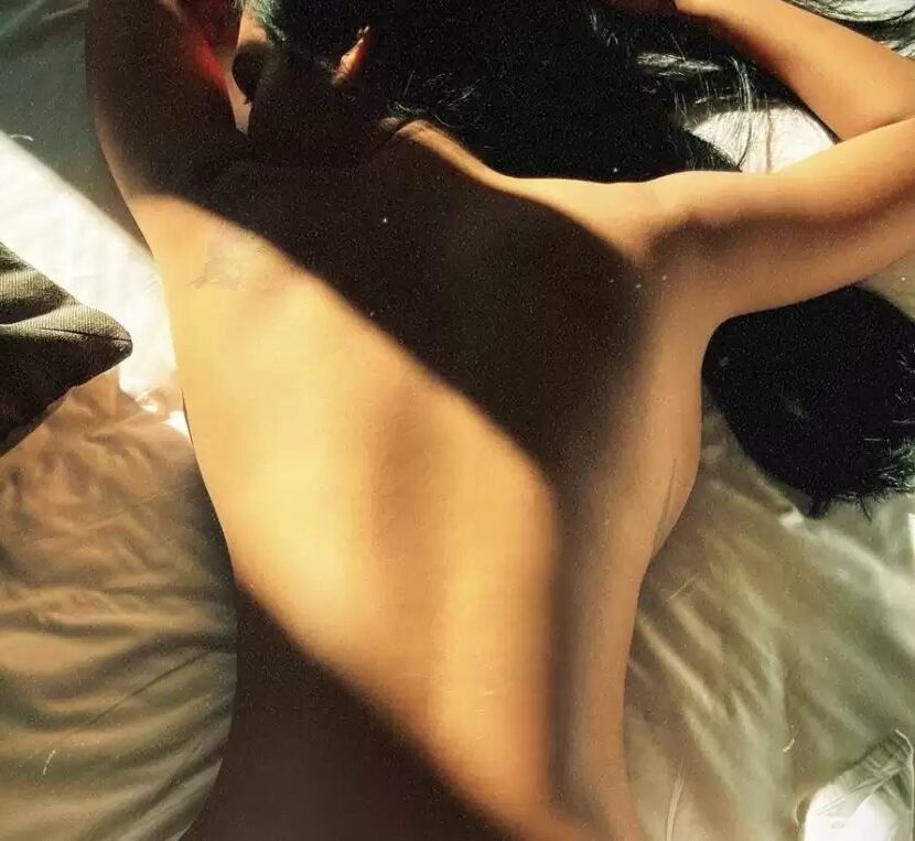 कपड़े उतारकर ईशा गुप्ता ने Photos की शेयर, तस्वीरें देख फैंस के छुट गए पसीने