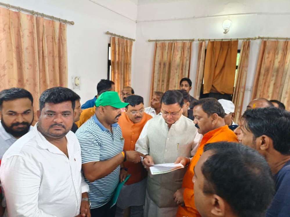 पन्तनगर पहुंचे सूबे के CM धामी को दर्जनों कार्यकर्ताओं ने सौंंपा  ज्ञापन
