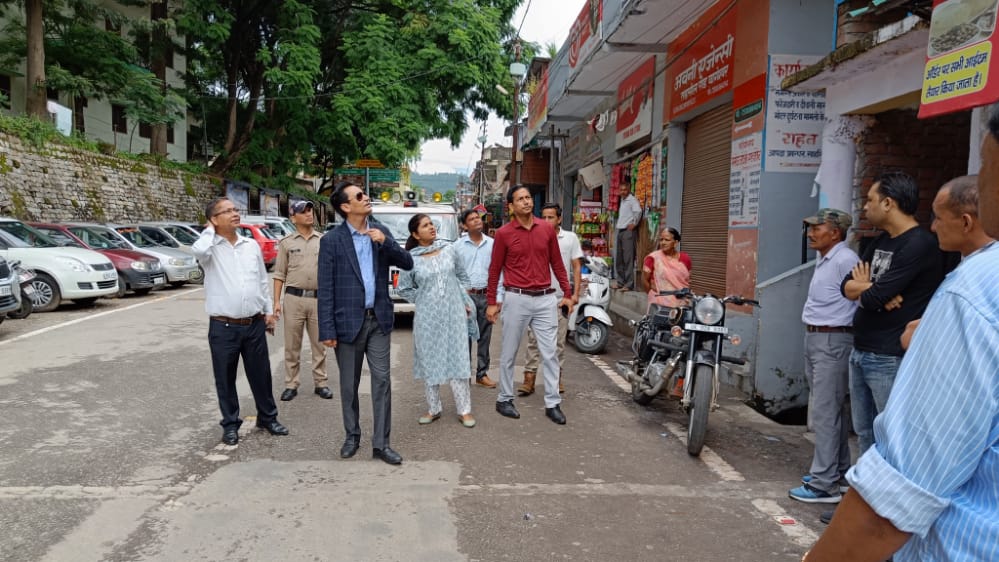 मंडलायुक्त दीपक रावत ने किया जिला कार्यालय का निरीक्षण