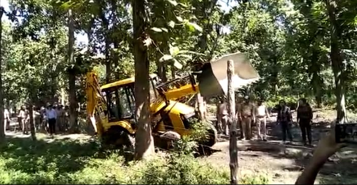 बड़ी ख़बर उत्तराखंड: भारी भरकम फोर्स के साथ जंगल पहुंची JCB