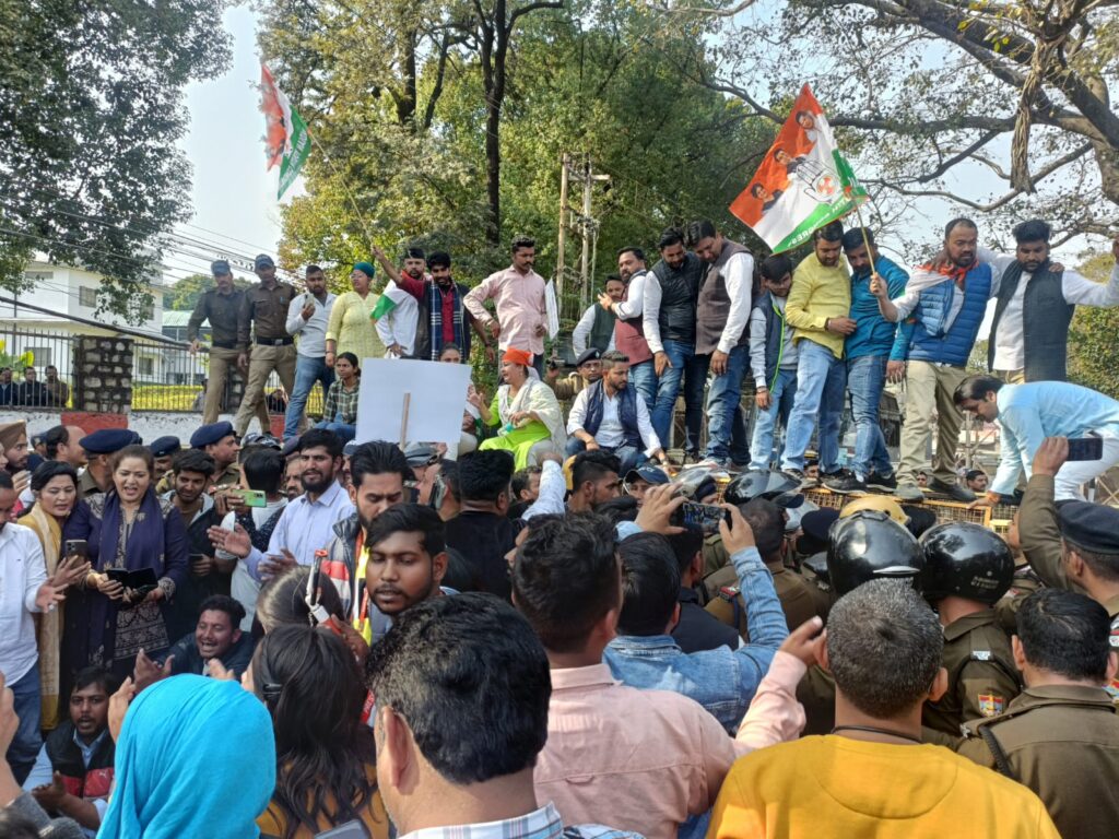 CBI जाँच की मांग को लेकर कांग्रेसियों ने सीएम आवास किया कूच