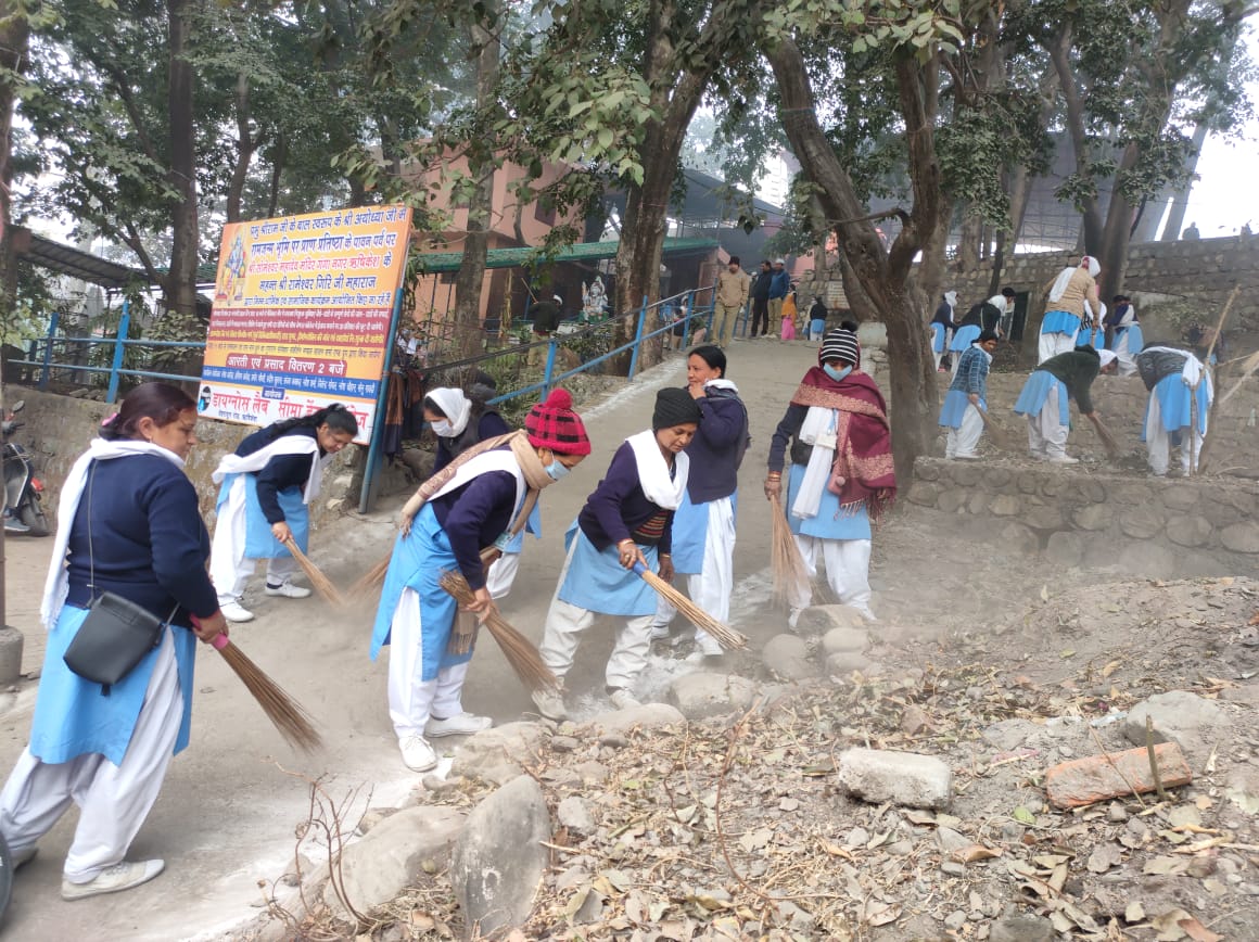 संत निरंकारी मिशन के सेवादारों ने सोमेश्वर मंदिर परिसर में चलाया सफाई अभियान