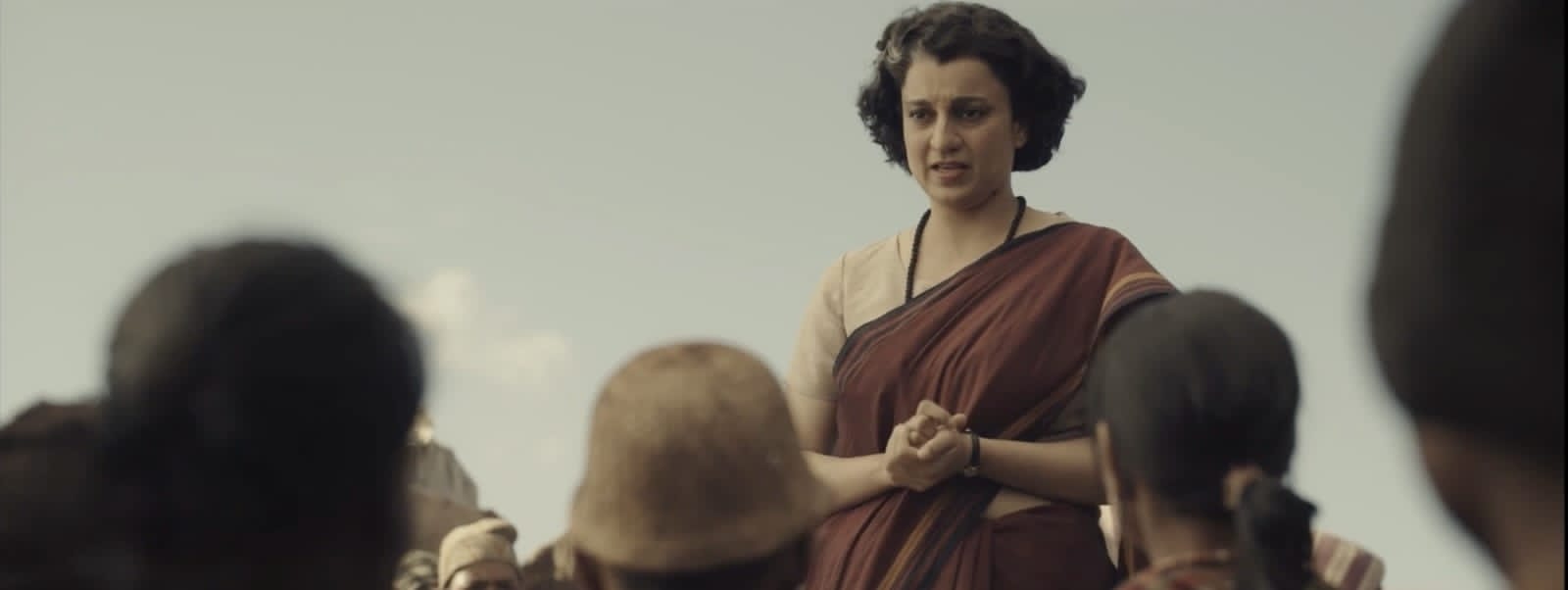 नेटिज़न्स ने आगामी राजनीतिक ड्रामा ‘इमरजेंसी’ में दिवंगत पूर्व पीएम इंदिरा गांधी के साथ कंगना रनौत की अनोखी समानता और लुक के मनोरंजन की सराहना की।