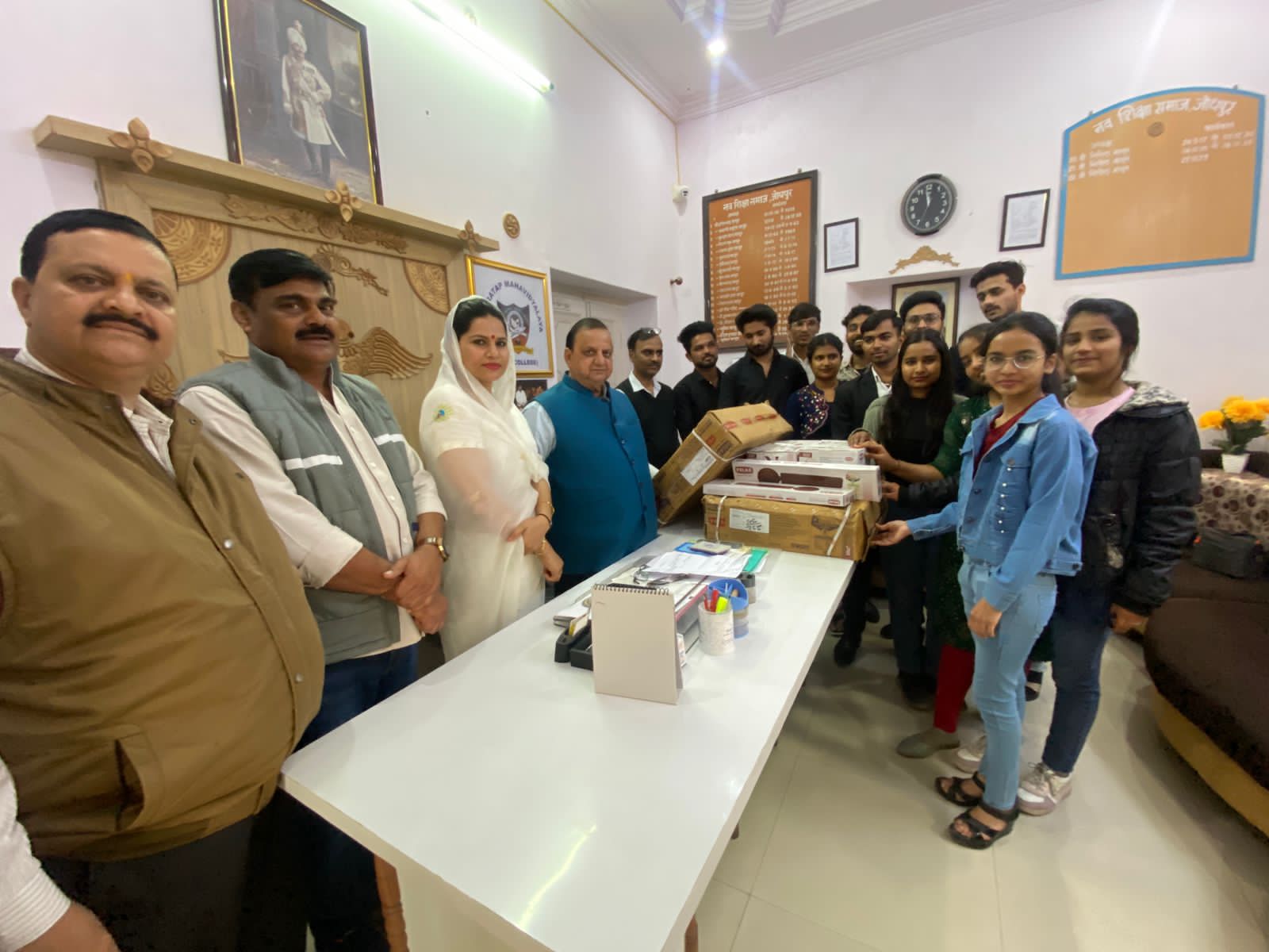 जीकेसी के स्थापना दिवस पर कविता श्रीवास्तव ने पंखें किए दान