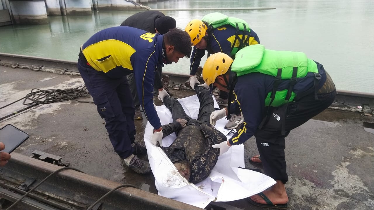 ऋषिकेश: पशुलोक बैराज में अज्ञात पुरुष के शव को SDRF ने किया बरामद।
