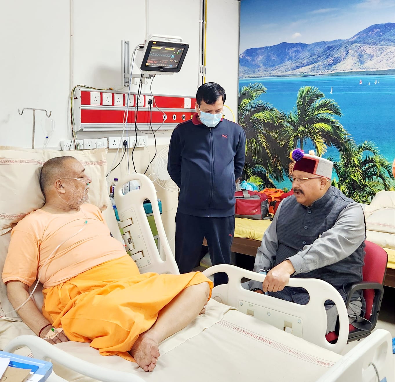 शंकराचार्य स्वामी राज राजेश्वराश्रम की कुशलक्षेम पूछने एम्स पहुंचे महाराज