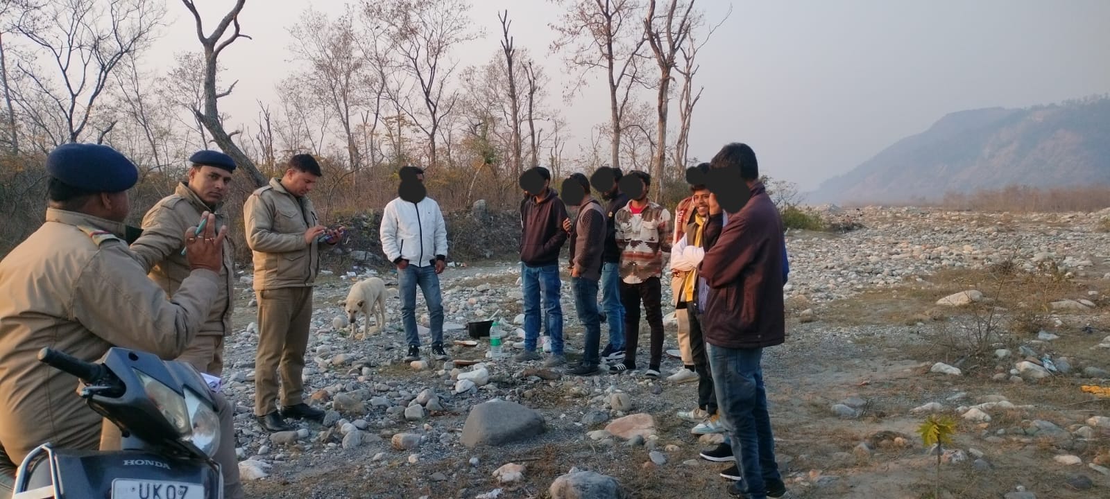 खुलेआम जाम गटक रहे पियक्कड़ों का दून पुलिस ने उतारा शुरूर