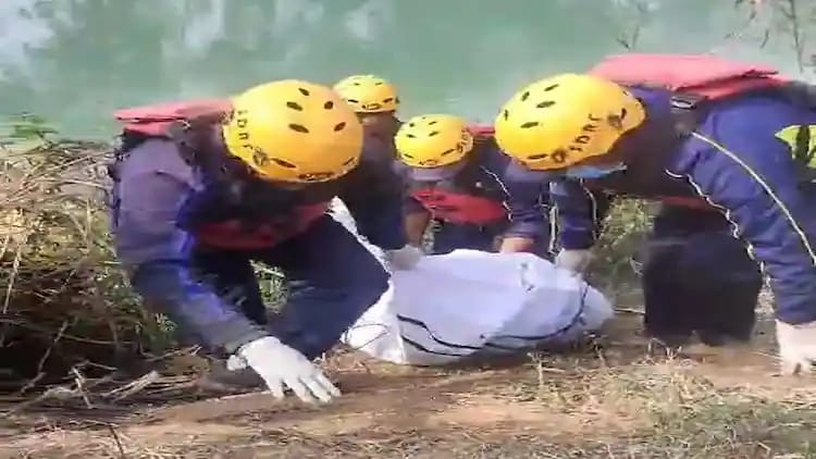 गंगा नहर में मिली मनीषा की लाश पति ने ही दिया था पत्नी को नहर में धक्का 44 लाख रुपए का लोन माफ करवाने के लिए रची थी पति ने साजिश