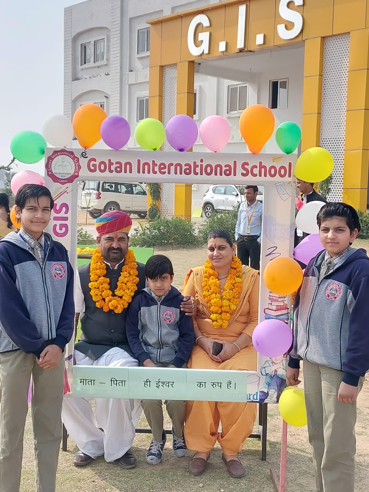 गोटन इंटरनेशनल स्कूल में पुलवामा शहीद दिवस पर मनाया गया बसंत पंचमी मातृ पितृ पूजन दिवस