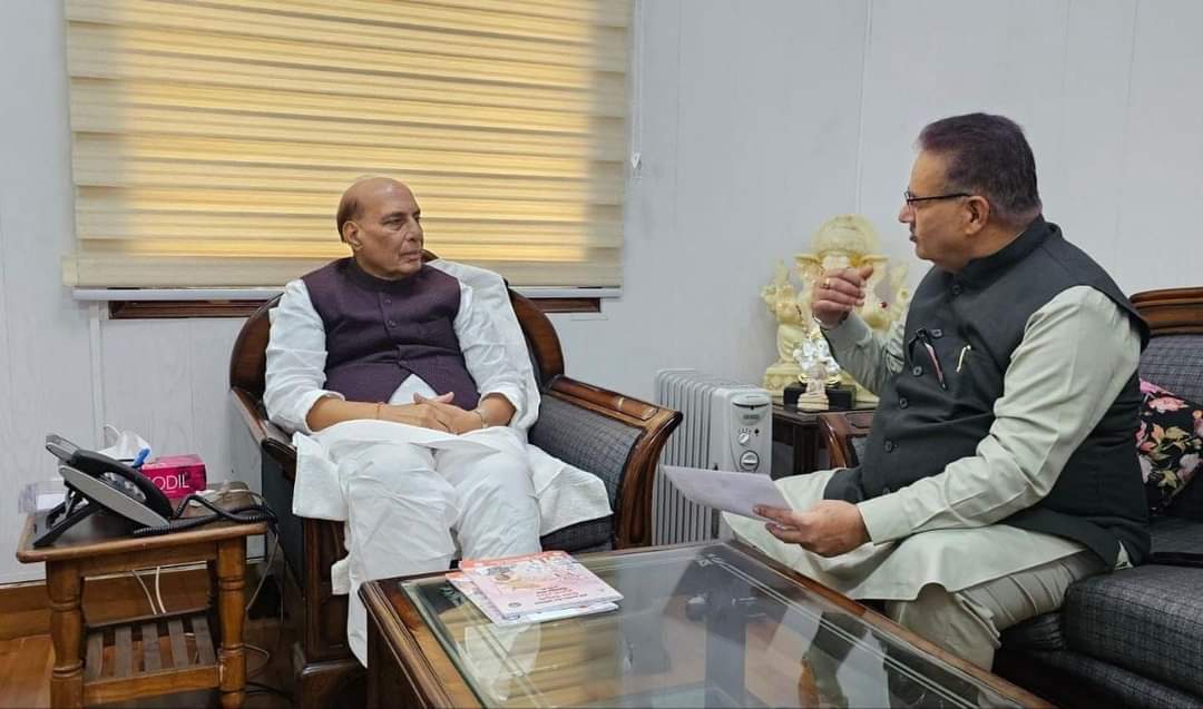 उत्तराखंड के सैनिक कल्याण मंत्री गणेश जोशी ने नई दिल्ली में रक्षा मंत्री राजनाथ सिंह से शिष्टाचार से की मुलाकात।
