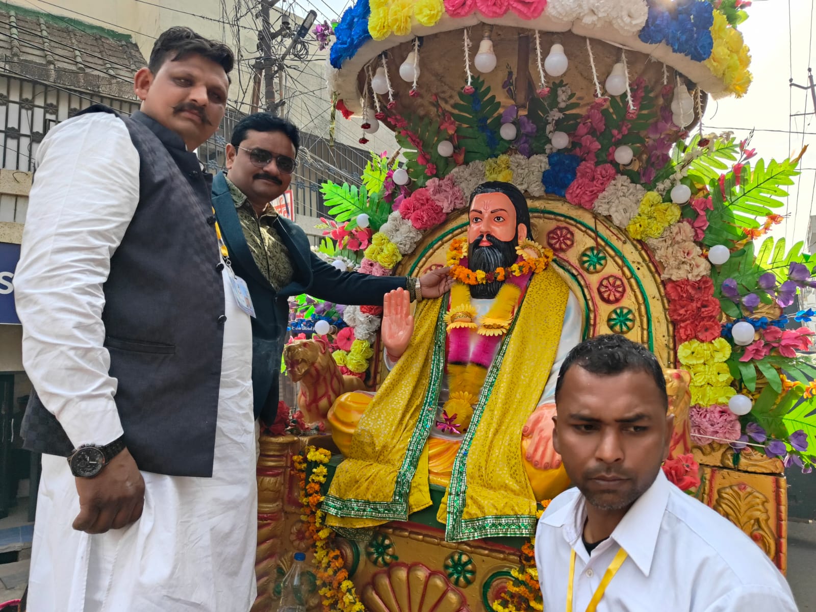 ब्रेकिंग न्यूज़ : रुड़की रामपुर में निकाली जा रही संत शिरोमणि गुरु रविदास शोभायात्रा में पहुंचे मुख्य अतिथि के रूप भगवानपुर विधानसभा के लोक प्रिय नेता सुबोध राकेश ने फीता काटकर शोभायात्रा का शुभारंभ किया और संत शिरोमणि गुरु रविदास जी का आशिर्वाद लिया।