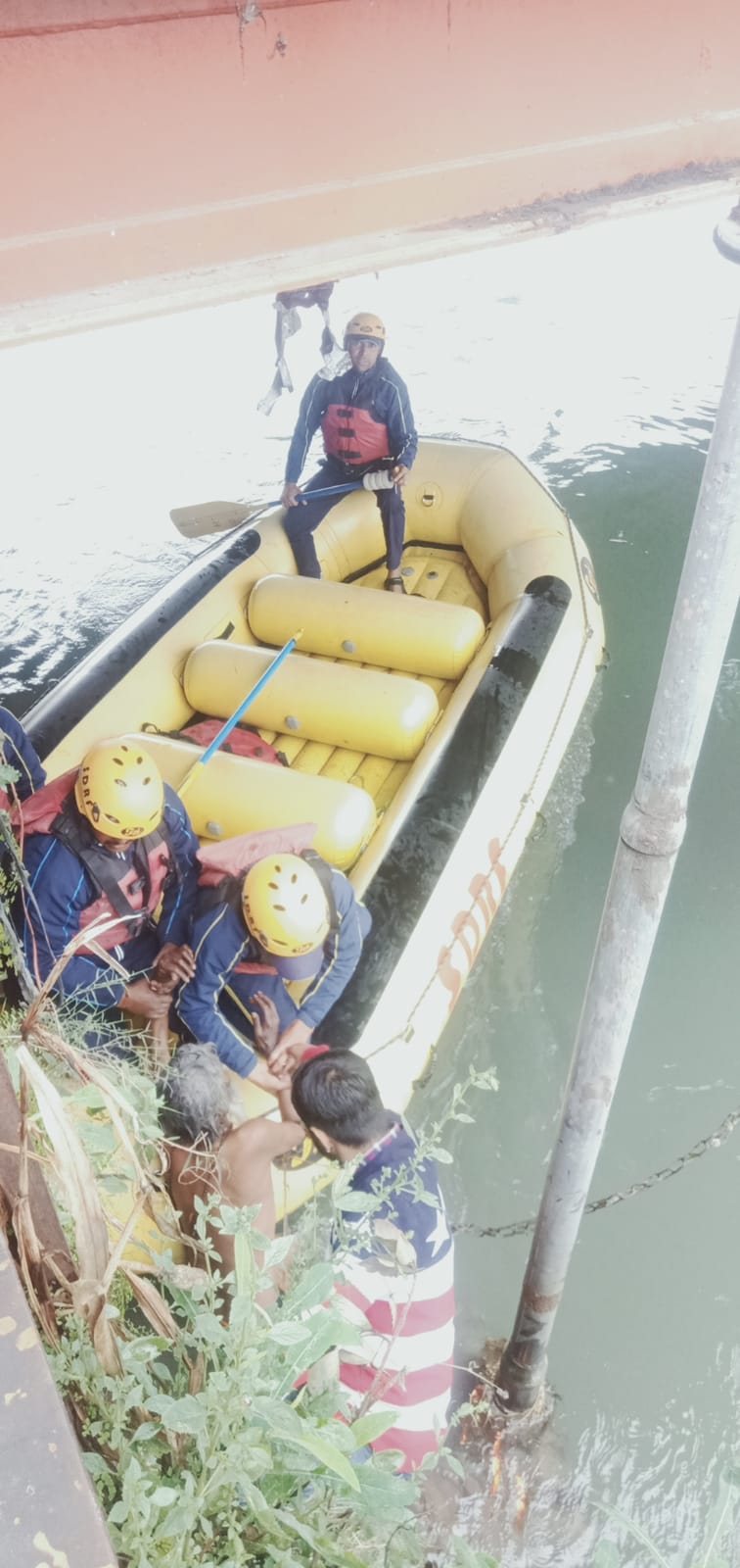 गंग नहर में एक व्यक्ति डूबा, SDRF ने बचाई जान।