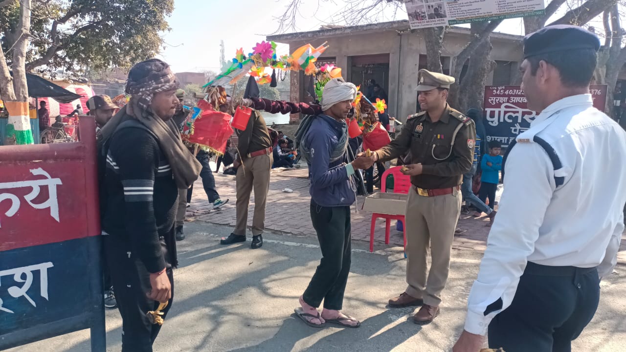 पुलिस ने कवर्तियो को फल वितरित कर धर्म लाभ कमाया