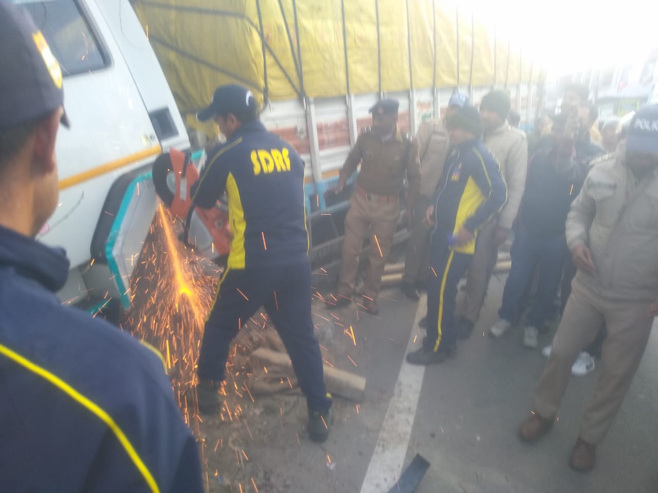 चम्पावत मादली बाजार में एक डम्पर वाहन के बीच फंसा व्यक्ति व्यक्ति , SDRF ने किया रेस्क्यू।