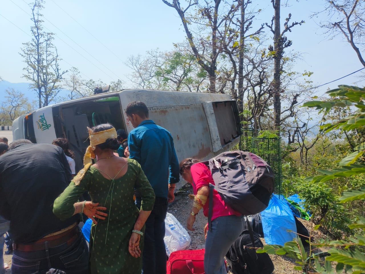 यहां 35 यात्रियों से भरा बस सड़क पर पलटा, 10 घायल दो गंभीर