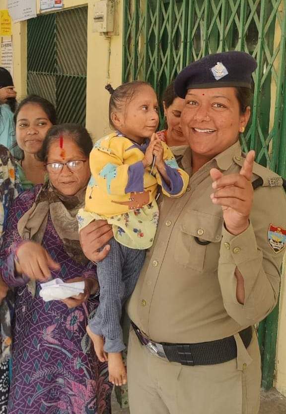 उत्तरकाशी में महिला मतदाता प्रियंका ने मतदान कर लोकतंत्र में अपनी भागीदारी दी।