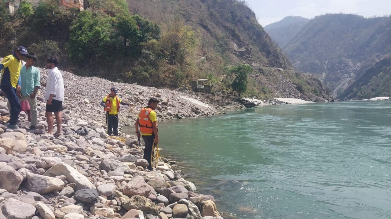 टिहरी- कौड़ियाला व निम बीच पर गंगा में डूबे 2 युवक, SDRF कर रही सर्चिंग