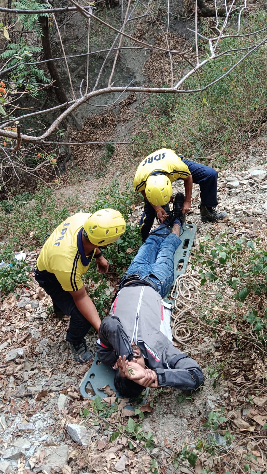 देहरादून : खाई में गिरे बाइकर के लिए जीवन रक्षक बनी SDRF उत्तराखंड पुलिस..