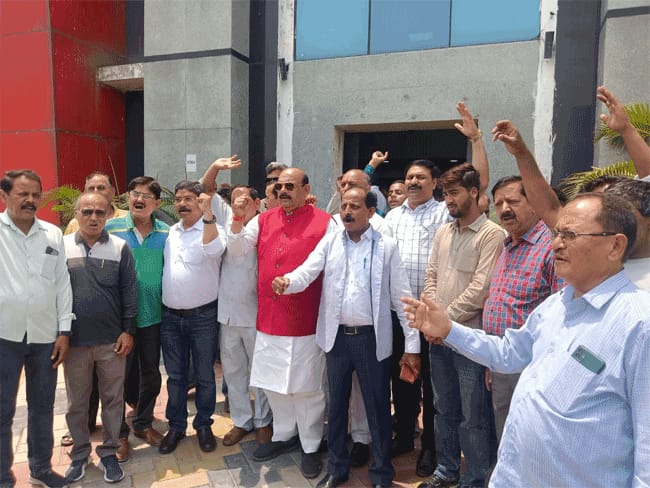 देहरादून : 524 घरों पर बुलडोजर चलने का खतरा, मलिन बस्तियों के लोगों के साथ कांग्रेसियों ने एमडीडीए पहुंचकर किया जोरदार प्रदर्शन