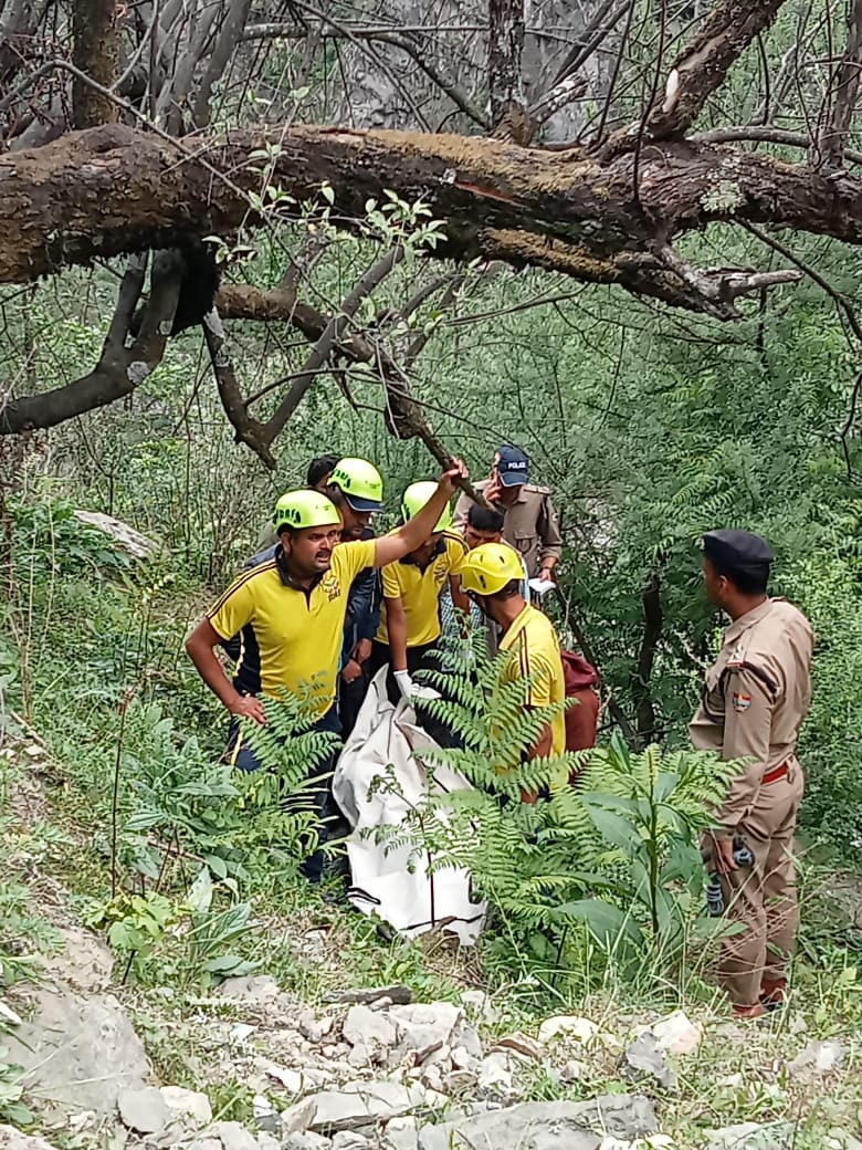 बिग न्यूज़ : हनुमानचट्टी के पास यूटिलिटी वाहन दुर्घटनाग्रस्त, 1 की मौत, 3 घायल 