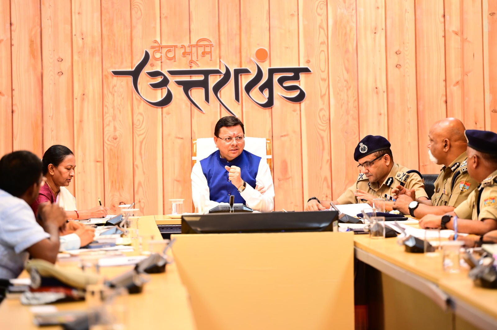 बड़ी खबर: तीन नए कानून के संबंध में डीजीपी ने CM धामी के समक्ष दिया प्रस्तुतिकरण