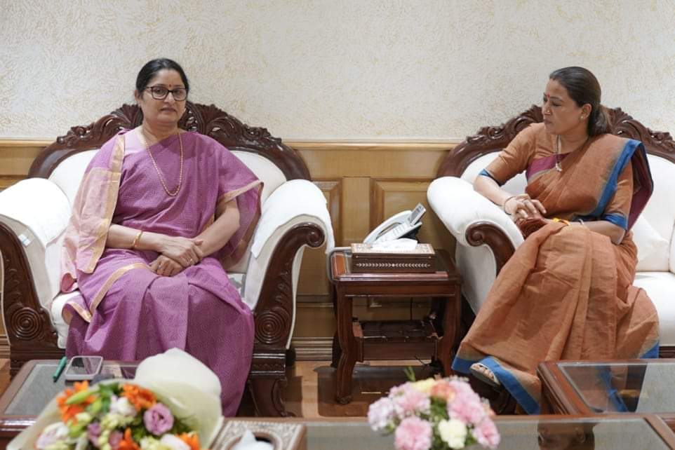 केंद्रीय महिला सशक्तिकरण एवं बाल विकास और केंद्रीय खाद्य मंत्री से मंत्री रेखा आर्या ने की मुलाकात