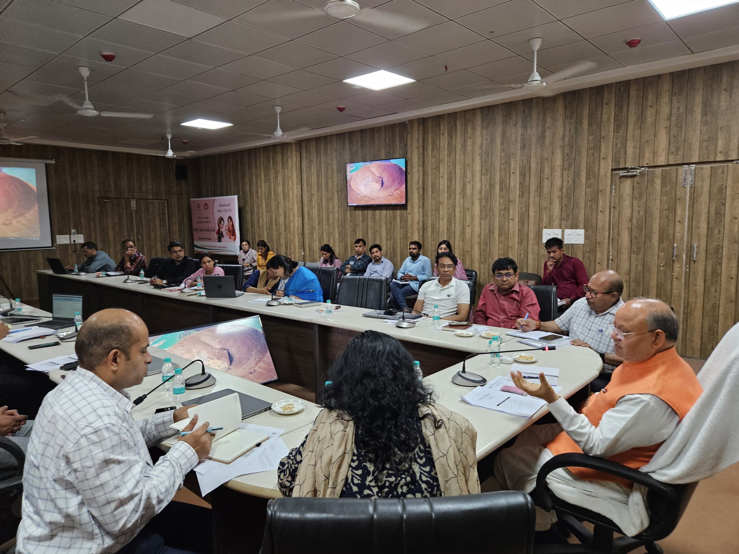 स्वास्थ्य सेवाओं की गुणवत्ता में सुधार हेतु अधिकारी समयबद्ध तरीके से कार्य करें – सुरेश भट्ट