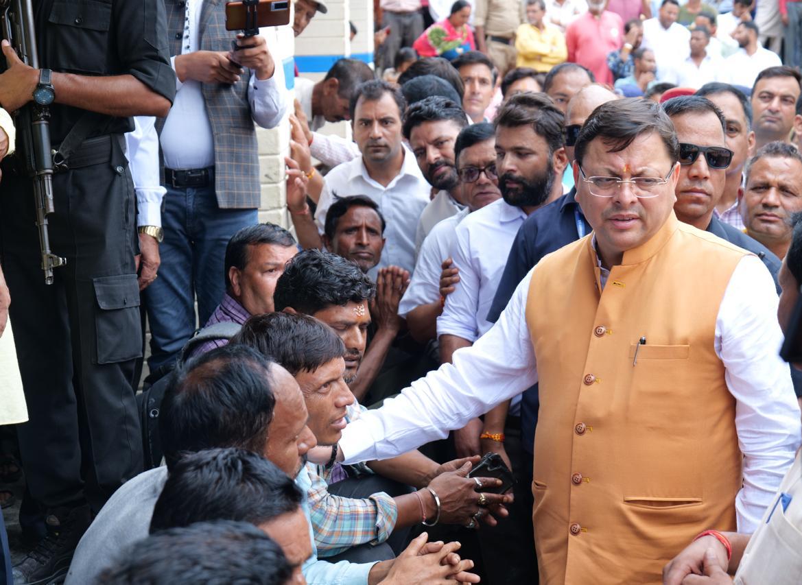 मुख्यमंत्री ने बूढ़ा केदार के आपदा प्रभावित क्षेत्रों का किया निरीक्षण, प्रभावितों से बातचीत कर जाना हाल