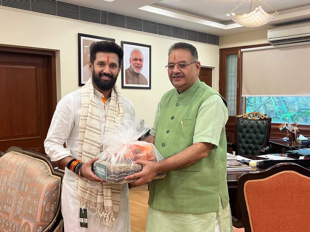  नई दिल्ली में केंद्रीय खाद्य प्रसंस्करण उद्योग मंत्री चिराग पासवान से शिष्टाचार भेंट करते कृषि मंत्री गणेश जोशी..