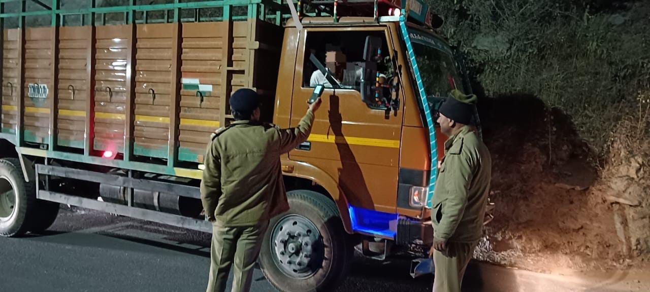 पौड़ी पुलिस का सघन चेकिंग अभियान: शराब पीकर व ओवरलोडिंग में 11 वाहन चालकों पर कड़ी कार्यवाही..