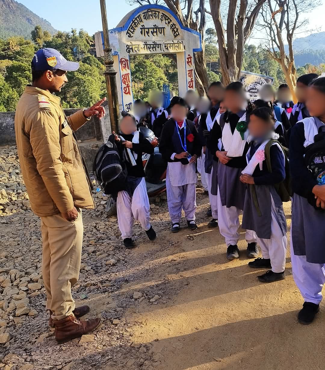 बालिकाओं की सुरक्षा के लिए चमोली पुलिस मुस्तैद: स्कूली छात्राओं से वार्ता कर दिया जा रहा सुरक्षा का भरोसा