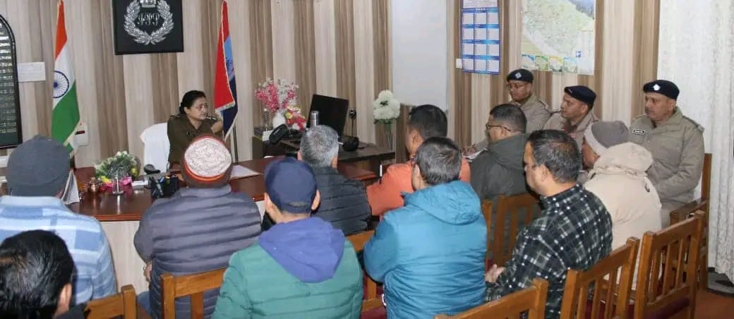 एस0पी0 उत्तरकाशी ने व्यापार मंडल/टैक्सी/बस यूनियन/होटल एसोशिएशन के पदाधिकारियों की ली मीटिंग