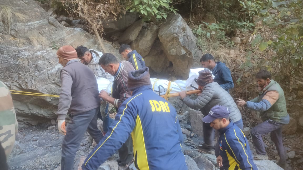 देहरादून : कालसी के पास दुर्घटनाग्रस्त हुई कार, SDRF ने किया एक महिला का रेस्क्यू व एक पुरुष का शव बरामद