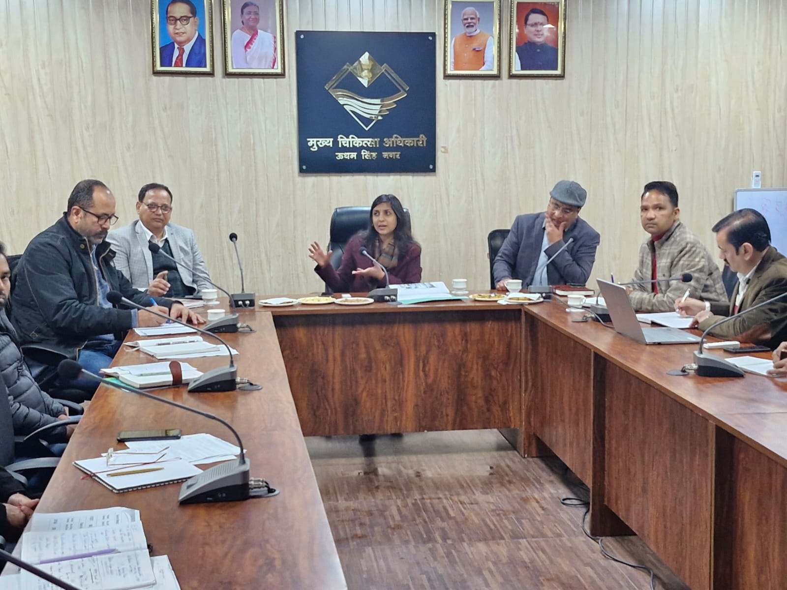 स्वाति एस. भदौरिया, मिशन निदेशक, राष्ट्रीय स्वास्थ्य मिशन (एन.एच.एम.) द्वारा जनपद उधम सिंह नगर में विभिन्न चिकित्सा इकाइयों का किया निरीक्षण