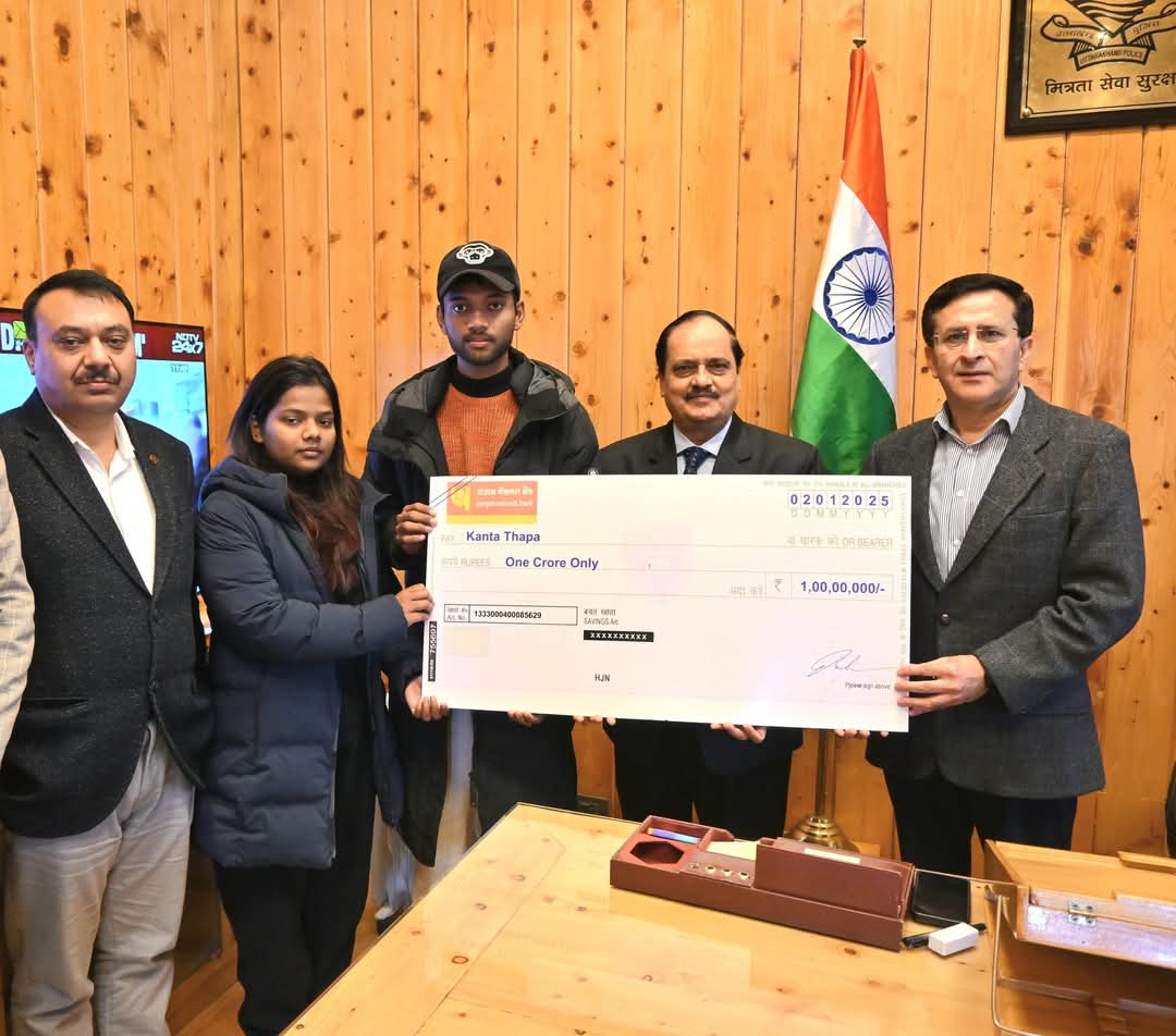 पुलिस महानिदेशक द्वारा स्व0 कान्ता थापा के आश्रितों को आर्थिक सहायता और दुर्घटना बीमा राशि प्रदान